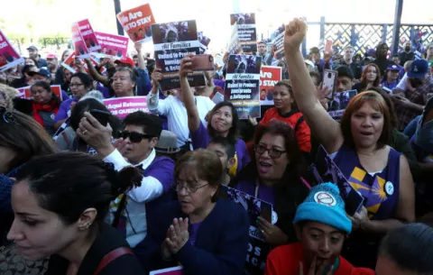 Inmigrantes de EE.UU. "en pie de lucha" contra política de Trump