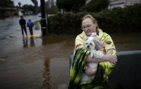 Inundación en California arrasa con cabañas en cañón costero 