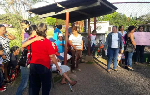 Comunidad cierra Centro de Salud de Pozo Azul
