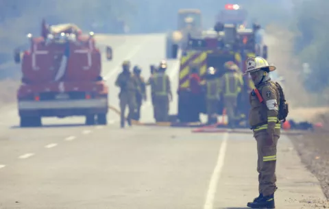 Fuego y pocos recursos, los dos frentes de lucha de los bomberos chilenos