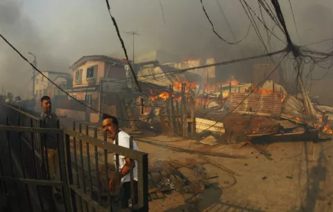Declaran alerta roja y evacúan viviendas por incendio forestal en Valparaíso
