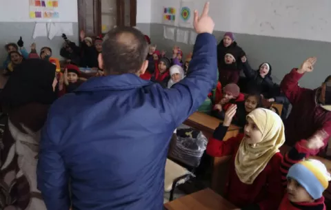 Colegios de Alepo reabren en un intento de volver a la normalidad