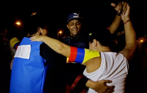 Colombianos bailan por la paz tras polémico festejo de observadores y las Farc