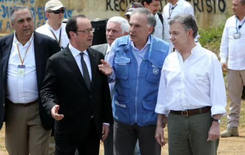 Hollande dice que la paz de Colombia es ejemplo para el mundo y promete ayuda francesa