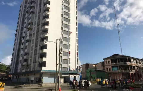 No quieren reubicación en apartamentos e incendian neumáticos en Colón