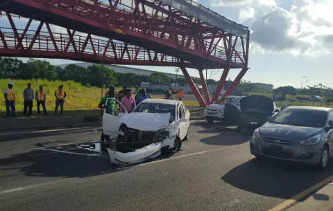 Una mujer herida y cuatro vehículos impactados en Colón