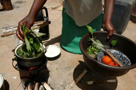 Zimbabue prohíbe venta de comida en la calle para frenar la epidemia de tifoidea
