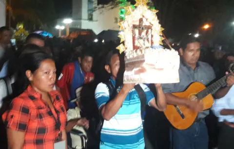 Cientos de personas acuden a la procesión del Cristo de Esquipulas