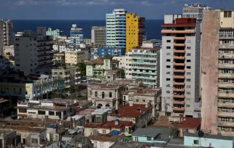 Prensa oficial cubana señala deficiencias en comercio con la doble moneda