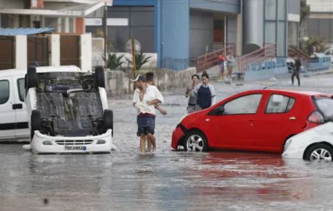 Malecón y barrios de La Habana, afectados por fuertes inundaciones costeras