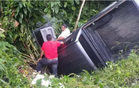Tremendo susto tras perder el control del 'pick-up' que paró en cuneta en Bocas