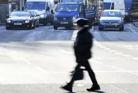 Hay más casos de demencia cerca de calles con mucho tráfico, según un estudio