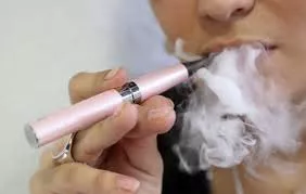 Cigarrillos electrónicos están atrayendo incluso a quienes no fumarían