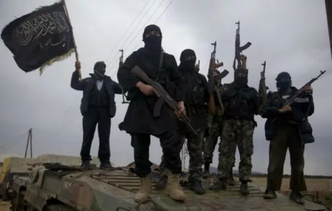 Estado Islámico expulsa a residentes de Mosul y quema sus casas