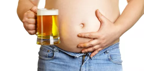¿Por qué nos da hambre cuando bebemos alcohol?