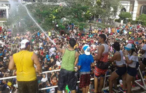 Chitreanos reciben el año en ambiente de carnaval