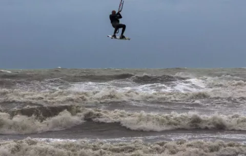 Tormentas, ráfagas de viento castigan el oriente de España 
