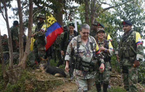 El grueso de las Farc llega a las zonas de reunión entre críticas al Gobierno