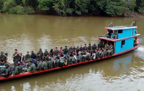 Las Farc inician marcha a zonas de concentración con críticas al Gobierno