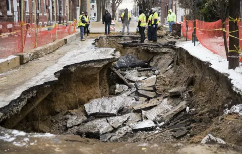 Socavón en Filadelfia se traga un vehí­culo 