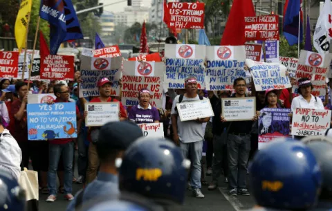 Protestan ante la embajada de EE.UU. en Manila contra la presidencia de Trump