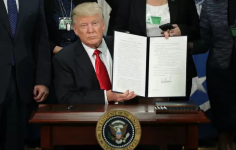 Trump firma orden ejecutiva para comenzar la construcción del muro con México