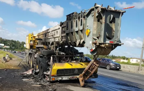 Grúa se incendia y conductor sale ileso en El Carrizal de Arraiján