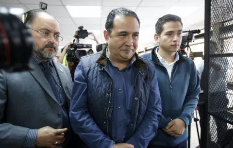 Procesan a un hijo y un hermano del presidente de Guatemala por fraude
