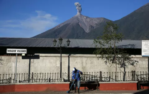 Buscan a varios desaparecidos en el volcán Acatenango de Guatemala