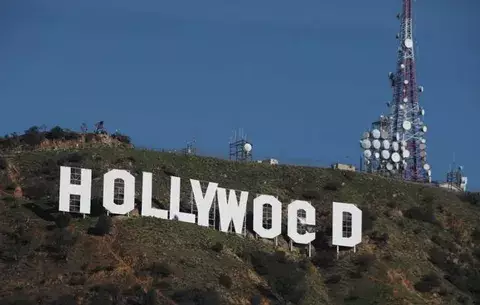 Cambian el famoso letrero blanco de Hollywood para que aluda a la marihuana 