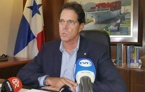 Panamá exige "respeto" con suspensión de compra de buques a Colombia 