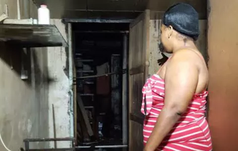 Sujeto incendia cuarto en Colón y cinco familias lo pierden todo