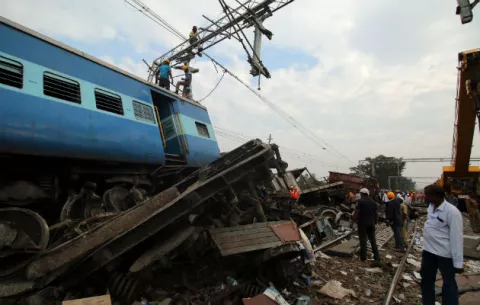 Una nueva tragedia ferroviaria causa 39 muertos y 50 heridos en la India