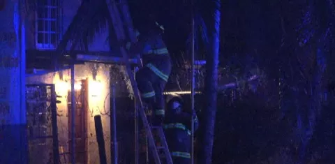 Incendio consume tres locales comerciales en Chiriquí