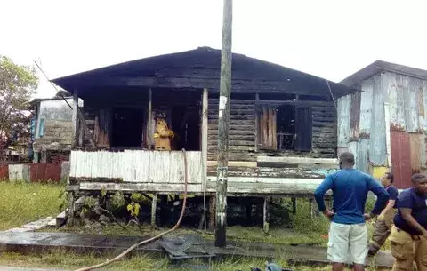 Llamas consumen vivienda en Isla Colón