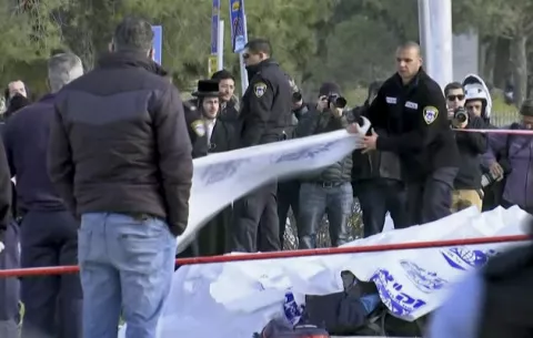 Palestino ataca con camión y mata a 4 israelíes 