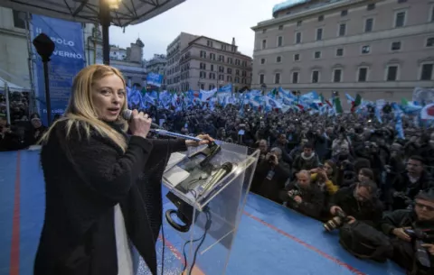 Miles de italianos de la derecha piden en Roma comicios generales inmediatos