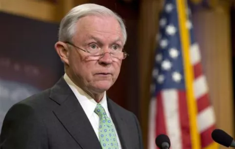 Sessions promete ser un contrapeso a Trump como nuevo fiscal general de EE.UU.