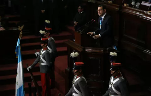 Presidente de Guatemala visita a sus familiares presos por supuestos actos de corrupción