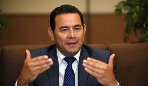 El presidente de Guatemala suspende donación del 60% de su salario