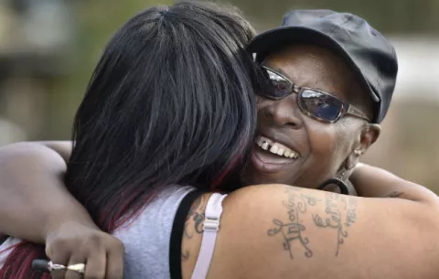 Joven secuestrada de bebé se reúne con padres, tras 18 años 