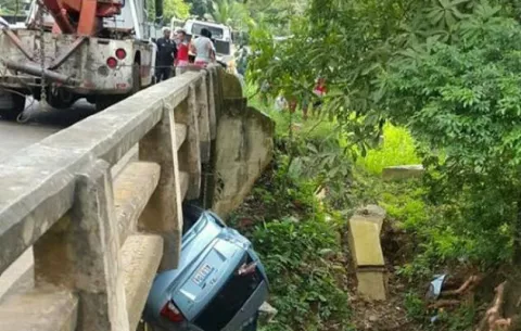 Conductor pierde el control y vehículo cae al río en Nuevo Chorrillo