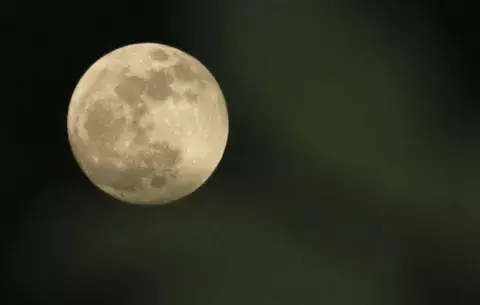 La Luna pudo formarse por muchos impactos en millones de años