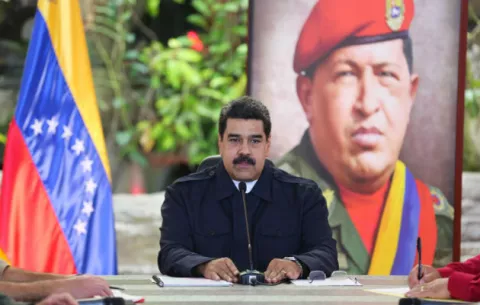 Maduro dice que no ha abandonado cargo y juramenta comando contra plan "golpista"