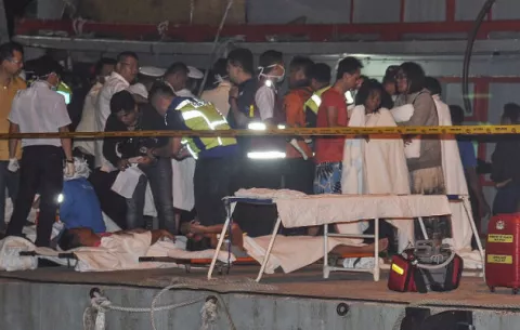 Rescatan a 27 personas del naufragio de un barco turístico en Malasia