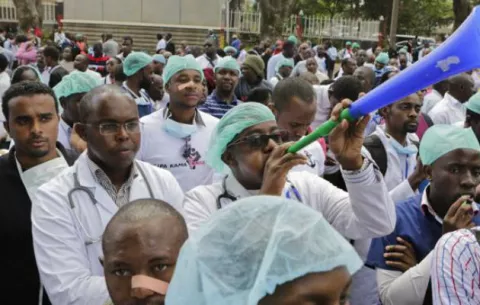 Kenia amenaza con despedir a 5.000 médicos en huelga 