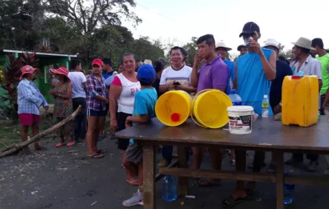 Mesanos cierran vía por seis horas para exigir agua