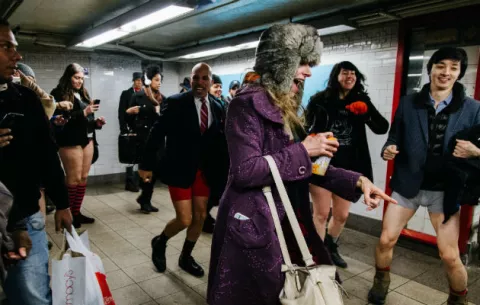 Neoyorquinos viajan en metro sin pantalones como parte de un evento mundial