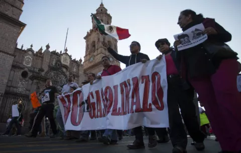 Protestan contra alza de combustibles en México 