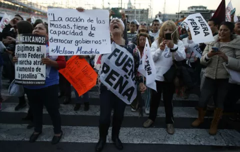Miles marchan en la capital mexicana contra el alza a la gasolina y Peña Nieto